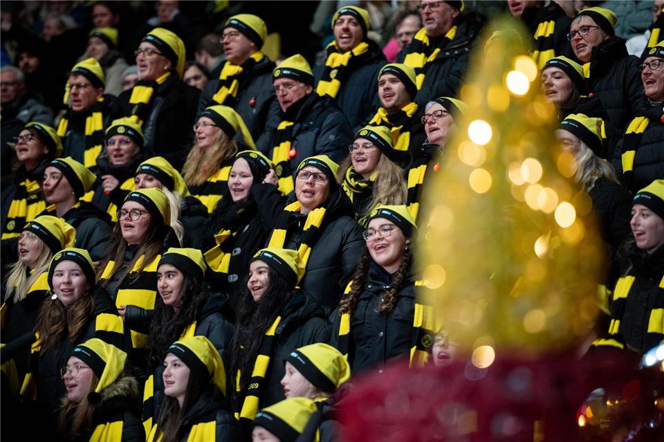 Neben Weihnachtsklassikern standen auch ein paar schwarz-gelbe Lieder auf dem Programm.Fabian Strauch/dpa
