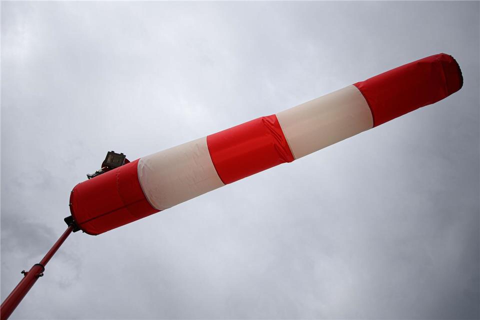 Neben Wind ist laut Deutschem Wetterdienst heute auch mit Regen zu rechnen. (Symbolbild)Robert Michael/dpa-Zentralbild/dpa