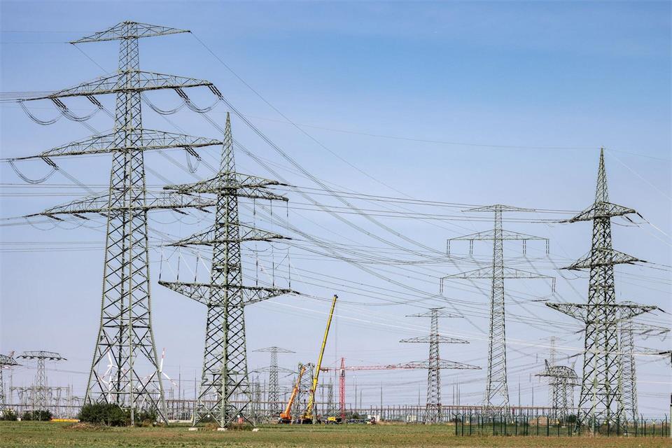 Neben Windrädern und Solaranlagen drängen immer mehr Batteriespeicher ans Stromnetz. Diese Konkurrenz um vielerorts knappe Anschlüsse ist ein Thema beim Ostdeutschen Energieforum in Leipzig. (Archivbild)Jan Woitas/dpa