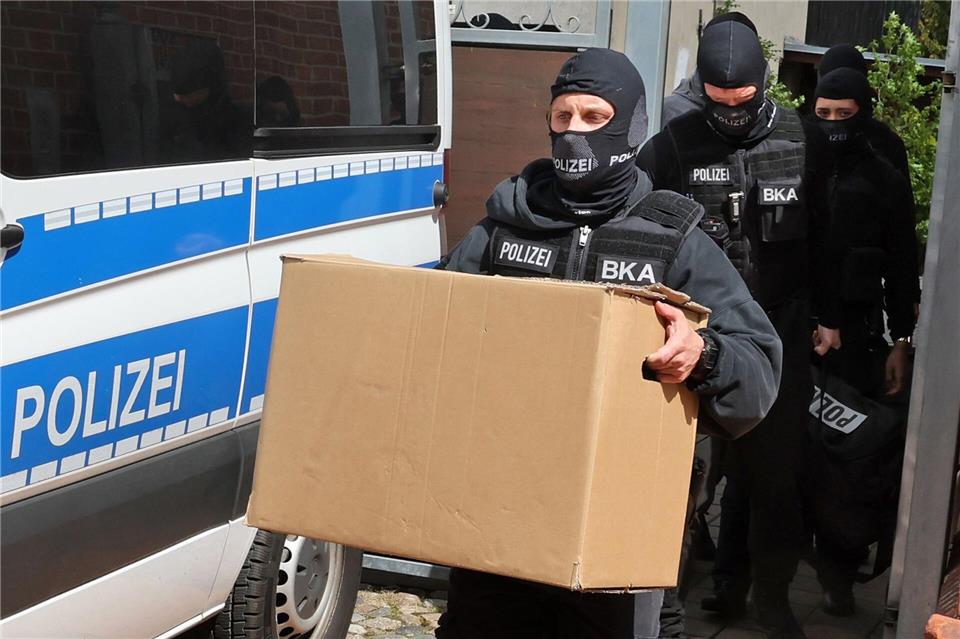 Neben Wohnungen in Mecklenburg-Vorpommern wurden im Mai vergangenen Jahres weitere Objekte in Brandenburg und Thüringen durchsucht. (Archivbild) Bernd Wüstneck/dpa