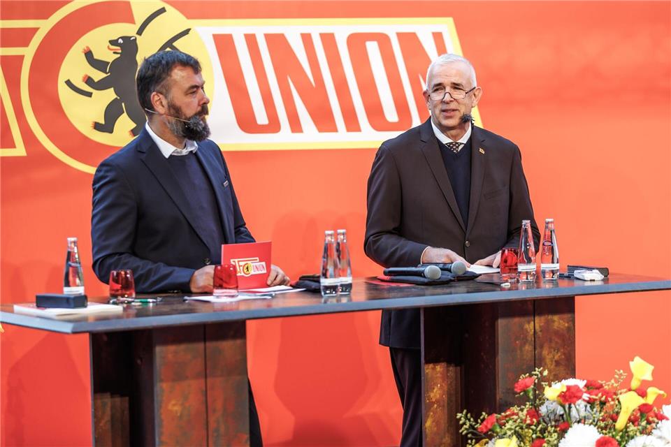 Neben Zingler (r.) rückt auch Mediendirektor Christian Arbeit (l.) ins Präsidium auf.Andreas Gora/dpa