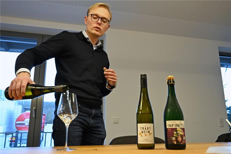 Neben alkoholfreien Weinen sind auch häufiger Mischgetränke auf alkoholfreier Weinbasis gefragt. Michael Brandt/dpa