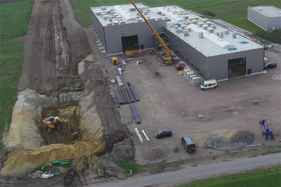 Neben dem Gelände der Firma Nießing ist ein großes Regenrückhaltebecken gebaut worden.