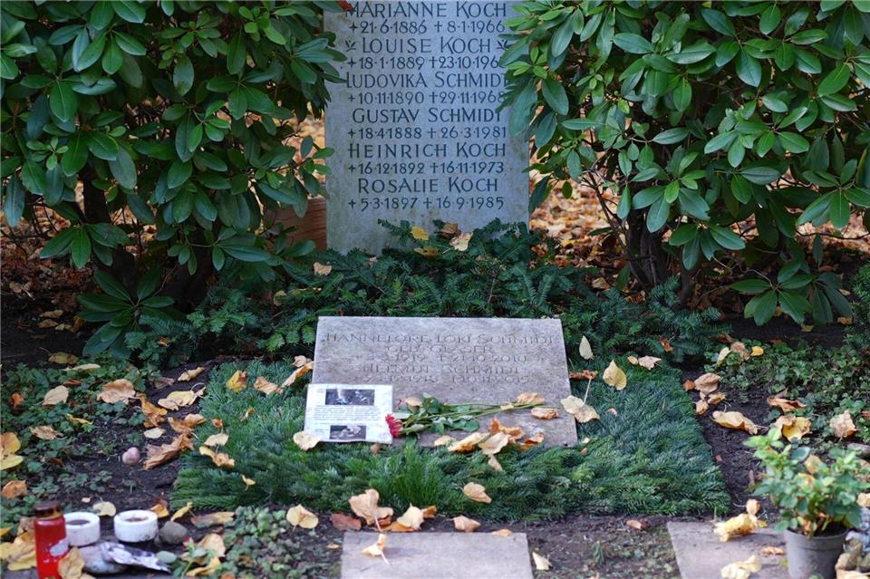 Neben dem Grab von Schauspieler Jan Vedder und HSV-Legende Uwe Seeler ist das der Eheleute Schmidt eins der meistbesuchten des Friedhofs.Marcus Brandt/dpa