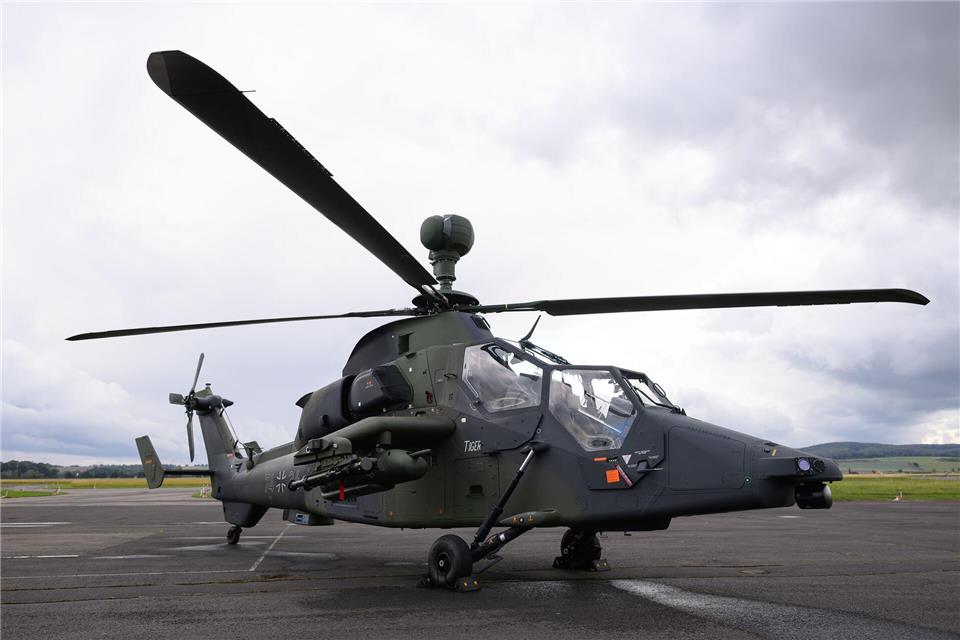 Bundeswehr übt nächtliche Tiefflüge mit Kampfhubschrauber Neben dem Landkreis Gotha könnten auch benachbarte Ortschaften vom Lärm beeinträchtigt werden. (Archivbild)Swen Pförtner/dpa