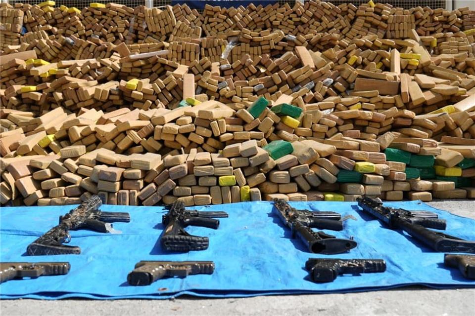 Neben dem Marihuana wurden auch Waffen gefunden.-/ASCOM PMERJ/dpa