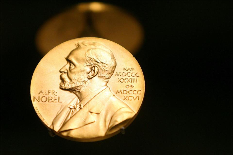 Neben dem Preisgeld gibt es für die Geehrten eine goldene Medaille. (Illustration) Kay Nietfeld/dpa