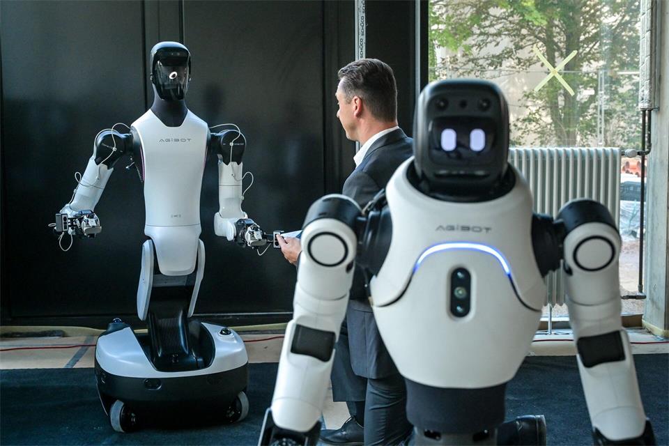 Neben dem „Robo Innovation Lab“ der Dögel GmbH wollen auch die Stadtwerke Halle und mehrere Start-ups die Flächen des Neubaus nutzen.Heiko Rebsch/dpa