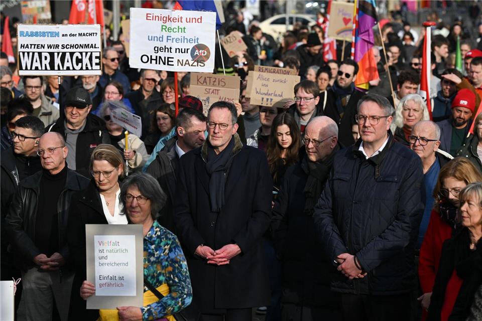 Neben dem amtierenden Ministerpräsidenten Schweitzer kamen auch der frühere Regierungschef Rudolf Scharping (links neben Schweitzer) sowie mehrere Minister des derzeitigen Kabinetts zu der Kundgebung. Arne Dedert/dpa