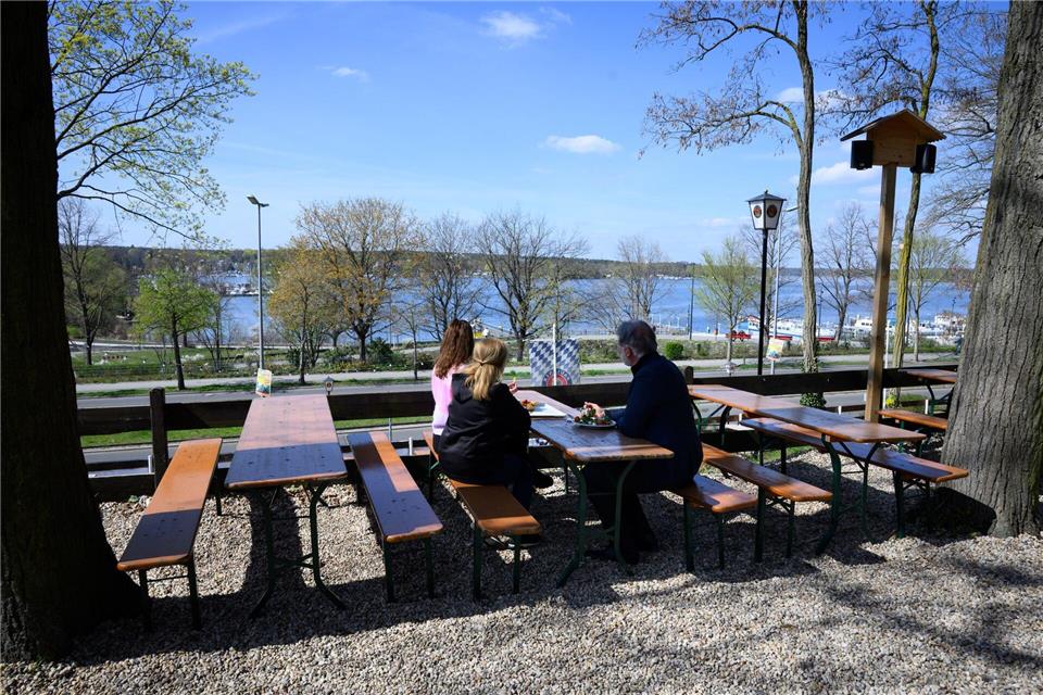 Neben dem eigenen Garten und Balkon sind bei schönem Wetter auch Biergärten beliebte Ziele, um die Sonne zu genießen.Bernd von Jutrczenka/dpa