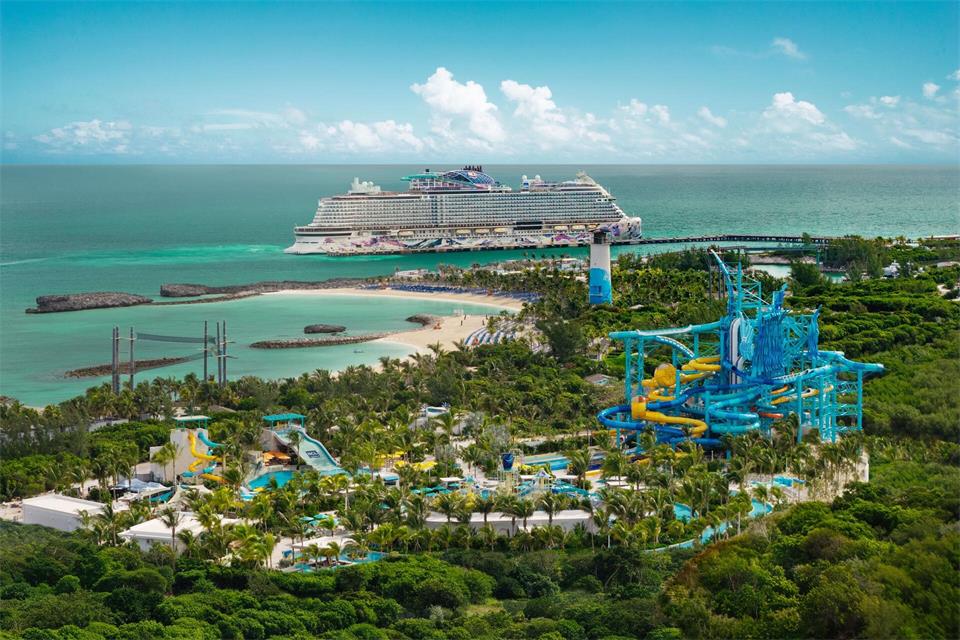 Neben dem rund 52 Meter hohen Tidal Tower mit acht Rutschen bietet der Wasserpark von NCL auch einen Wasserspielbereich, eine Familienrutsche und Klippen zum Herunterspringen.Norwegian Cruise Line/dpa-tmn
