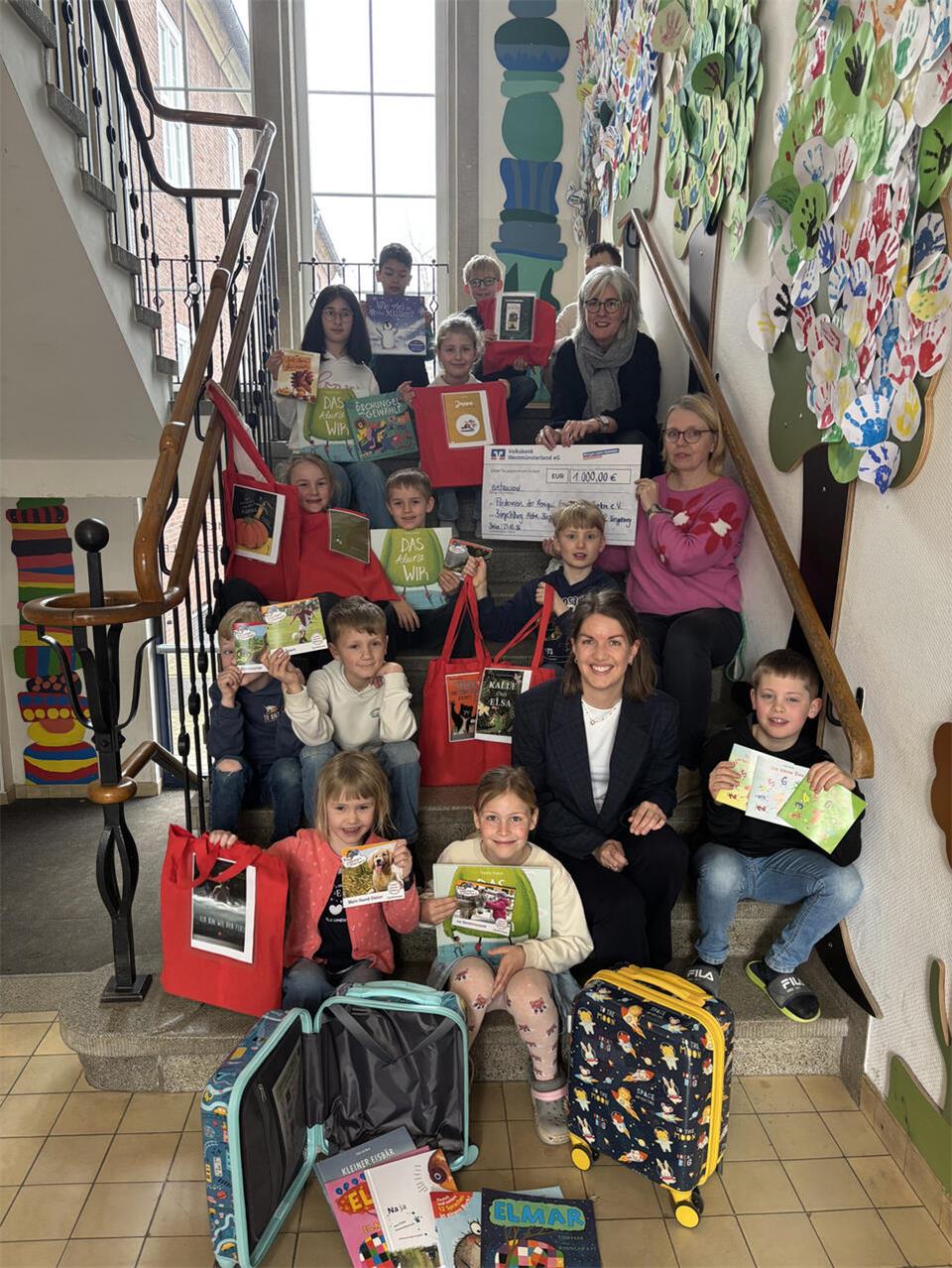 Neben den Schülern freuten sich Schulleitern Sabrina Niehoff (pinker Pullover) sowie Beate Dillage-Wiechmann (hinten) und Sophia Grünewald (vorne) von der Bürgerstiftung über die Spende.