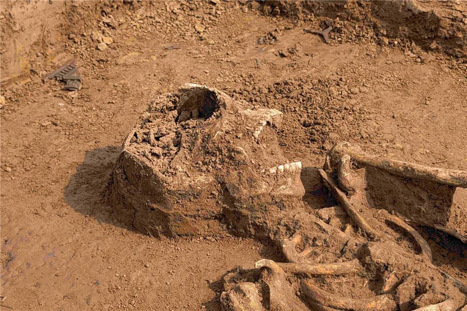 Neben den Skeletten junger Männer zwischen 20 und 30 Jahren seien auch mehrere Musketenkugeln und Uniformknöpfe gefunden worden.Amprion/dpa