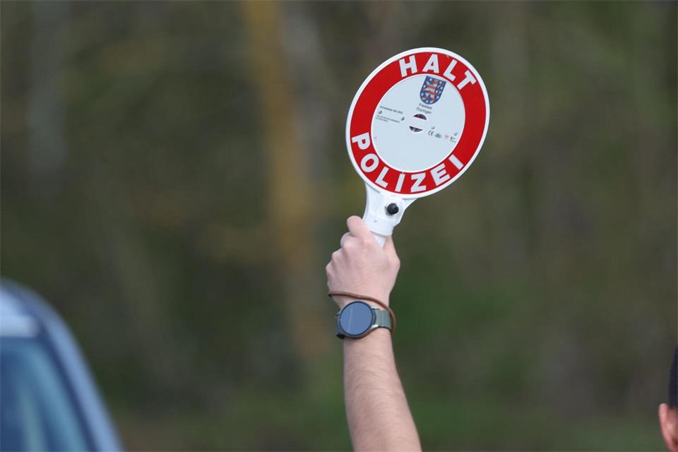 Neben den Verstößen gegen unerlaubte Handynutzung und Gurtpflicht wurden der Polizei zufolge weitere Straftaten und Ordnungswidrigkeiten festgestellt. (Symbolbild)Bodo Schackow/dpa