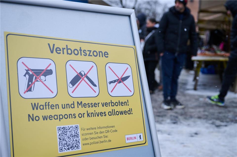 Neben den dauerhaften Verbotszonen für Waffen und Messer kommen an Silvester besondere Bereiche dazu. (Archivbild)Annette Riedl/dpa