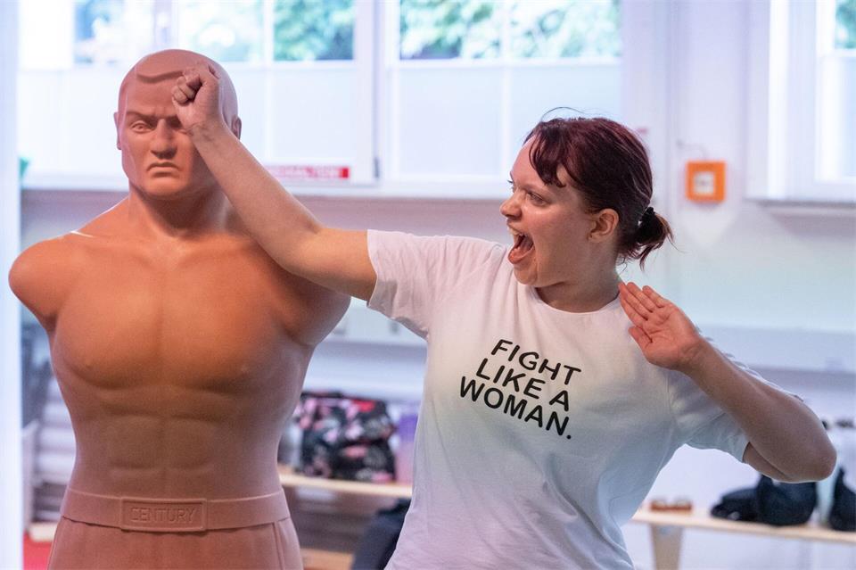 Neben den körperlichen Techniken geht es im Verein auch um die Einstellung der Frauen.Lea Winkler/dpa