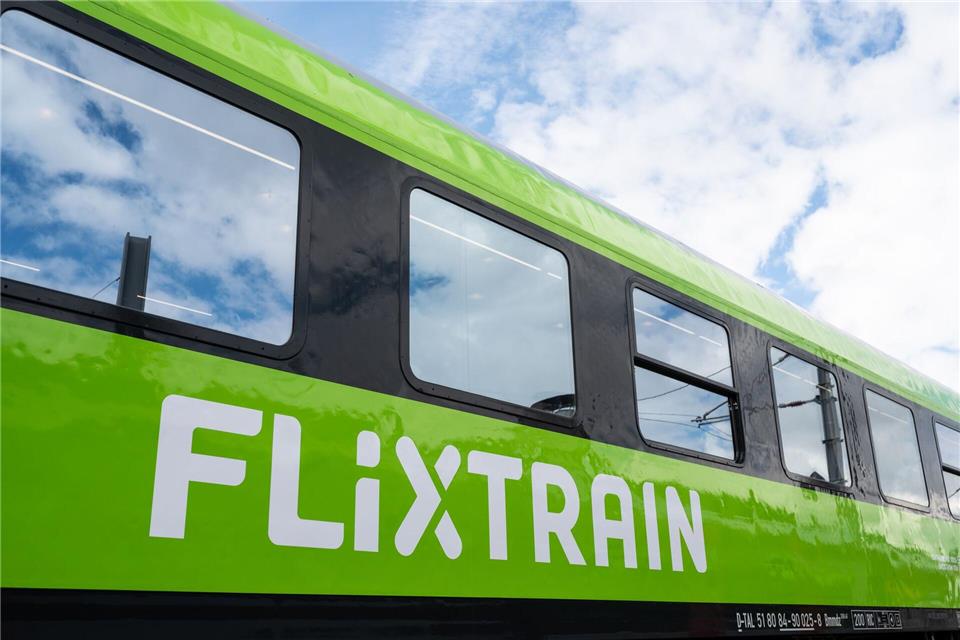 Neben den weiß-roten Zügen der DB und den tiefroten von Italo könnten bald auch mehr grüne von Flixtrain unterwegs sein - das Unternehmen aus München hat Dutzende neue Züge bestellt. (Archivbild)Marius Becker/dpa