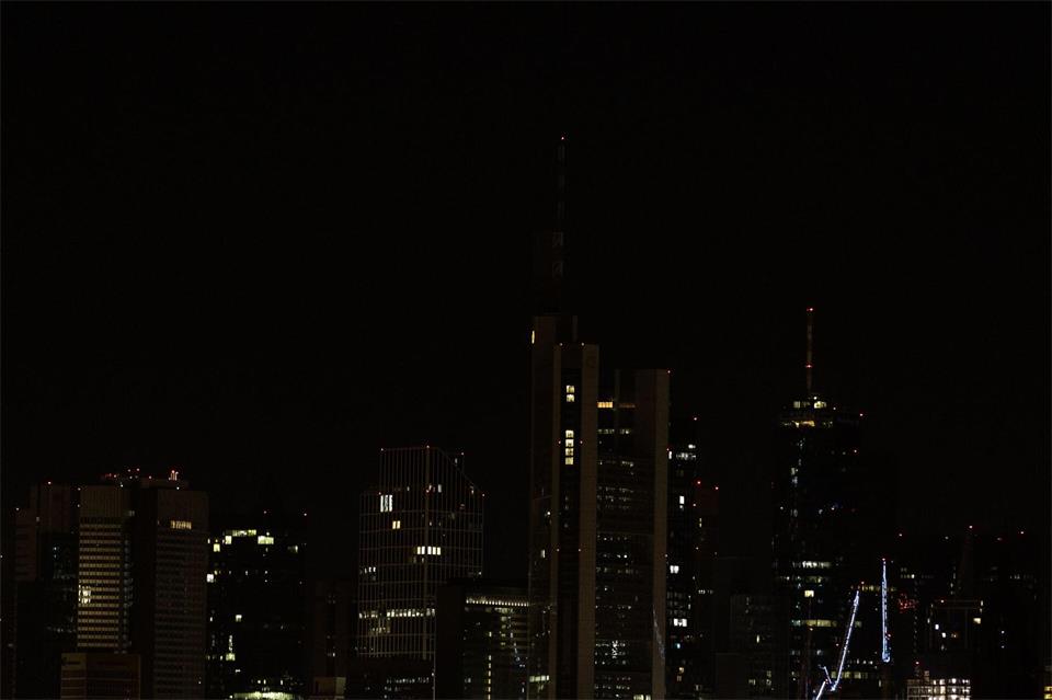 Neben der „Earth Night“ gibt es auch die „Earth Hour“ - So blieb es etwa in Frankfurt recht dunkel. (Symbolbild)Hannes P. Albert/dpa