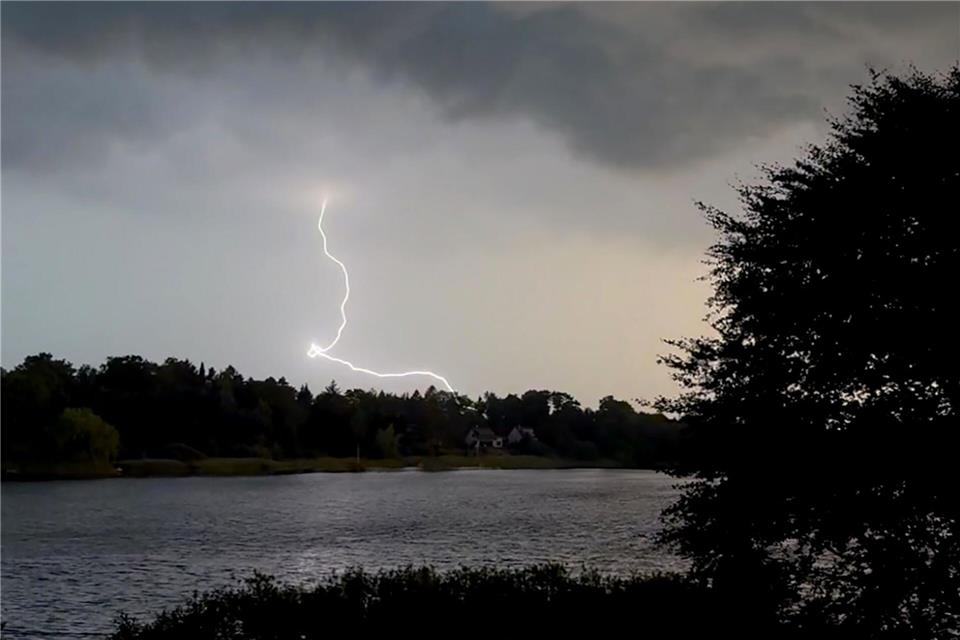 Neben der Hitze prägten auch Unwetter das Wochenende im Norden.Daniel Bockwoldt/dpa