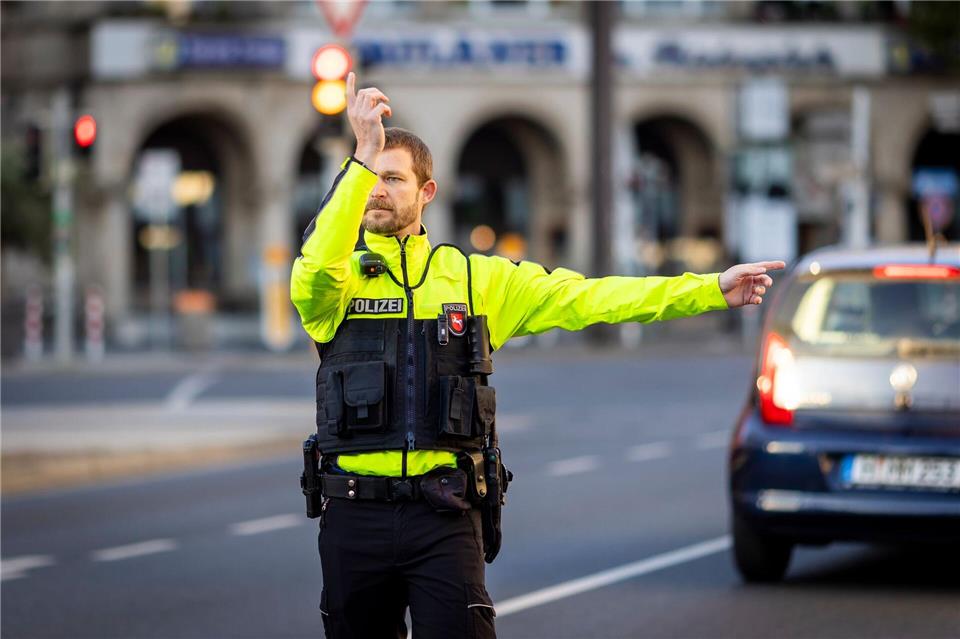 Neben der Polizei haben auch Mitarbeiter des Zolls, des Gewerbeaufsichtsamts, der Führerscheinstelle der Landeshauptstadt Hannover und des Bundesamtes für Logistik und Mobilität an den Kontrollen teilgenommen. (Symbolbild)Moritz Frankenberg/dpa