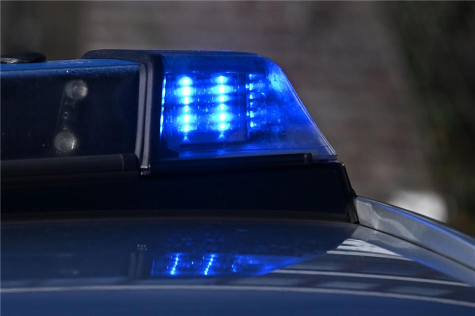 Neben der Polizei war auch der Rettungsdienst im Einsatz. (Symbolbild)Bernd Weißbrod/dpa