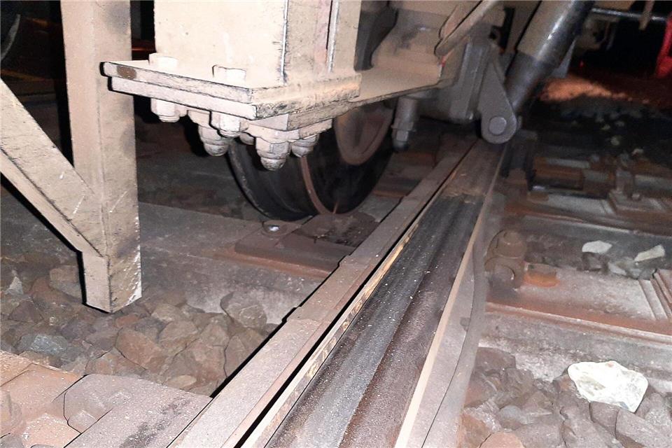 Neben der Schiene statt darauf: Ein Bauzug-Waggon ist am Mittwochabend in Hagen-Vorhalle an einer Weiche entgleist.-/Bundespolizei/dpa