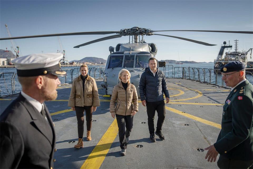 Neben der Schifffahrt durch die arktische Landschaft stand auch der Besuch auf einem Patrouillenschiff der dänischen Streitkräfte auf dem Programm.Mads Claus Rasmussen/Ritzau Scanpix Foto/AP/dpa