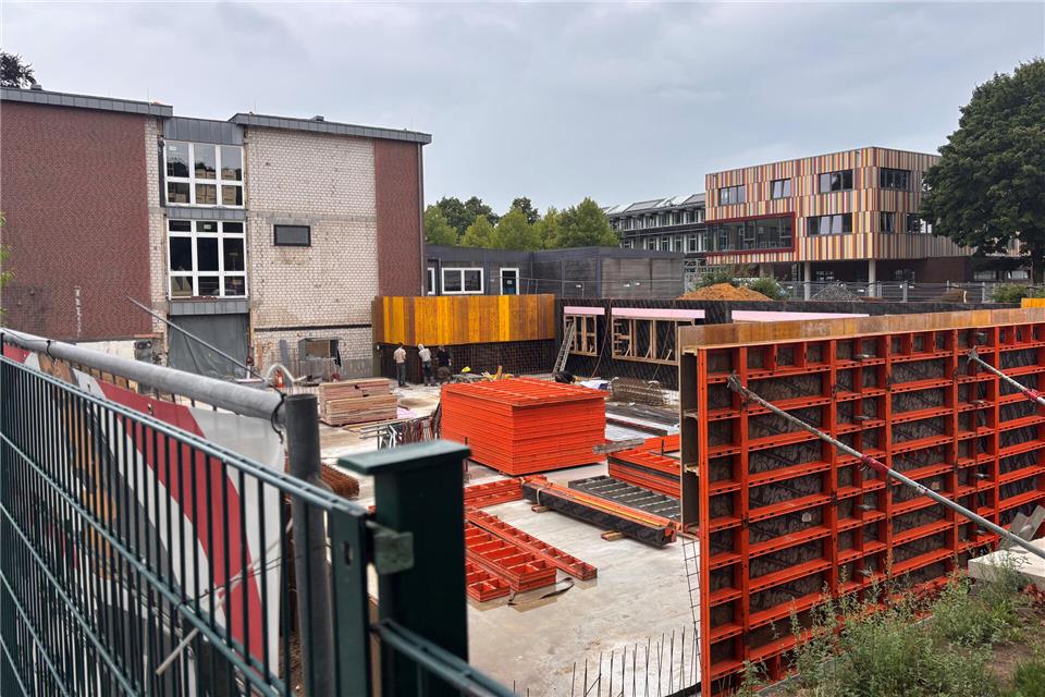 Neben der Straße Auf der Flüt entsteht der Anbau für die Remigius-Grundschule.