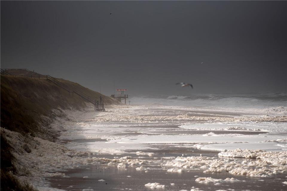 Neben der Sturmflut gab es auf Sylt auch noch orkanartige Böen und Regen.Daniel Bockwoldt/dpa
