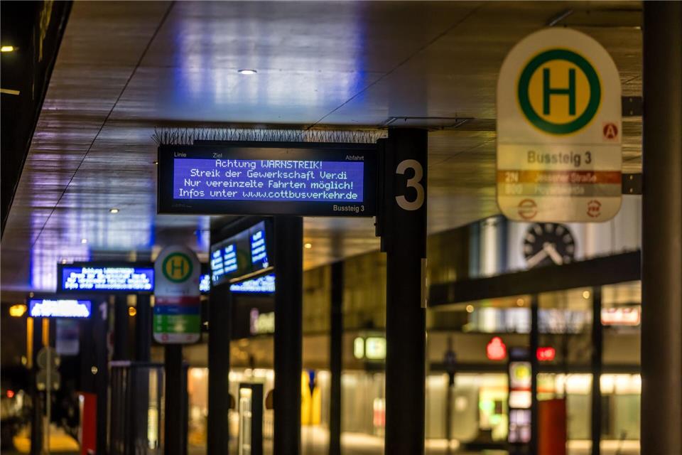 Neben der Verdi hat in Brandenburg für morgens auch die Eisenbahn- und Verkehrsgewerkschaft (EVG) zum Streik aufgerufen.Frank Hammerschmidt/dpa