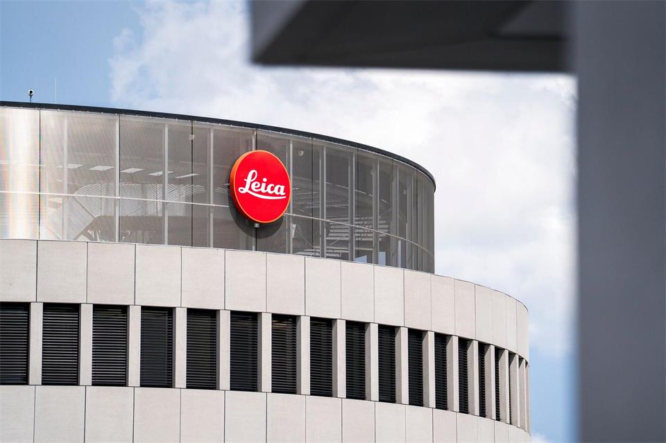 Neben der schwierigen weltwirtschaftlichen Entwicklung haben auch verschärfte Zollregelungen Leica im vergangenen Geschäftsjahr zu schaffen gemacht. (Archivbild) Andreas Arnold/dpa