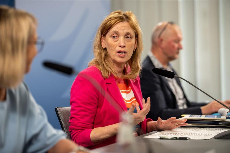 Neben einem Social-Media-Verbot für Kinder unter 13 Jahren kann sich Bundesfamilienministerin Karin Prien (CDU) auch Regelungen für ältere Jugendliche vorstellen. (Archivbild)Michael Kappeler/dpa