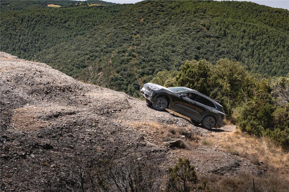Neben einer besseren Performance soll die neue Cayenne-Generation auch mehr Platz bieten.Porsche AG/dpa-tmn