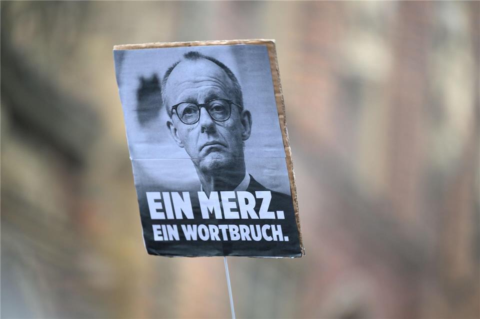 Neben friedlichen Protesten gab es nach der gemeinsamen Abstimmung von CDU und AfD auch Übergriffe auf Parteibüros. (Symbolbild)Izabela Mittwollen/dpa