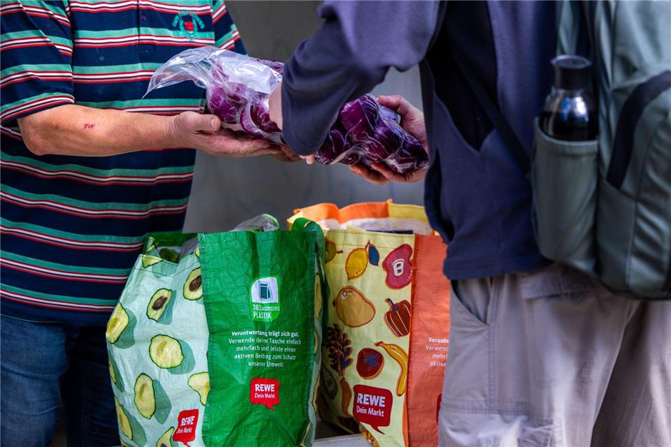 Neben frischem Obst und Gemüse verteilt die Tafel in Schwerin auch abgepackte Lebensmittel. Jens Büttner/dpa