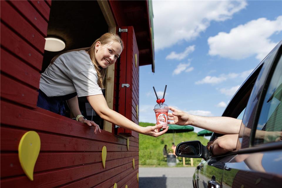 Neben frischen Erdbeeren gibt es auch Eis und Milchshakes im Erdbeer-Drive-in.David Ebener/dpa