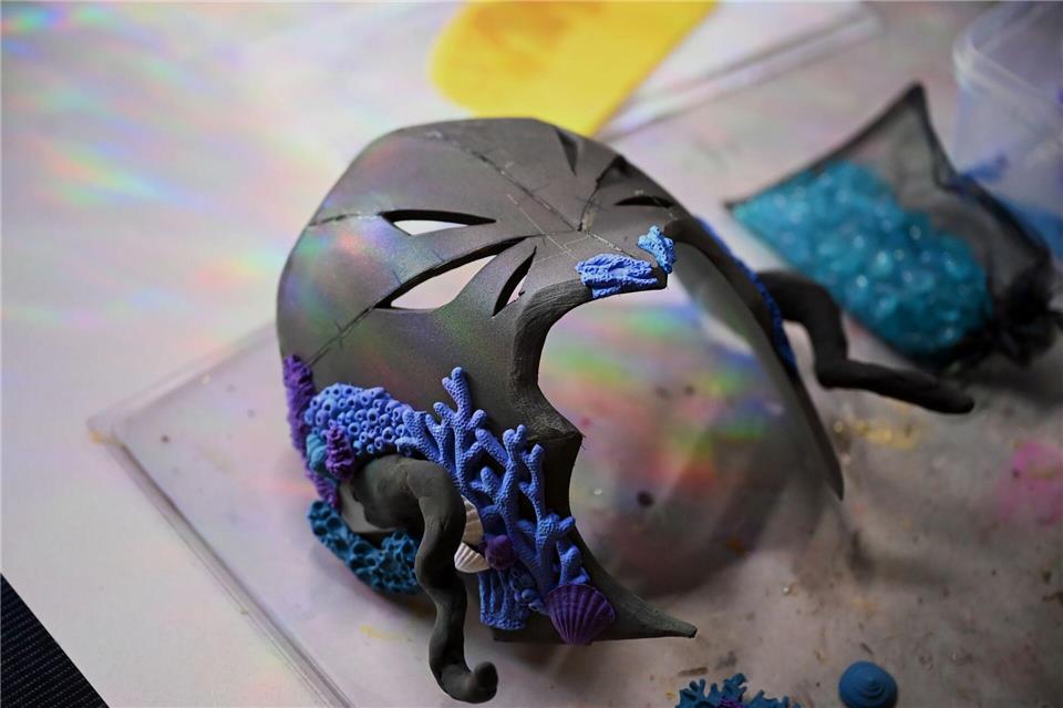 Neben ihrem aktuellen Kostüm arbeitet sie an einer Maske aus Foam Clay. Jennifer Brückner/dpa