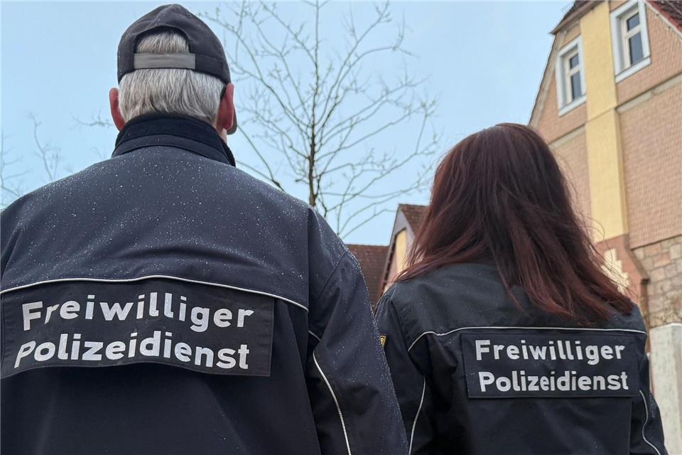 Neben ihrer Dienstuniform verfügen die freiwilligen Polizeihelfer über ein Diensthandy und ein Pfefferspray, das sie nur zur Notwehr und Nothilfe einsetzen dürfen.Michael Bauer/DPA