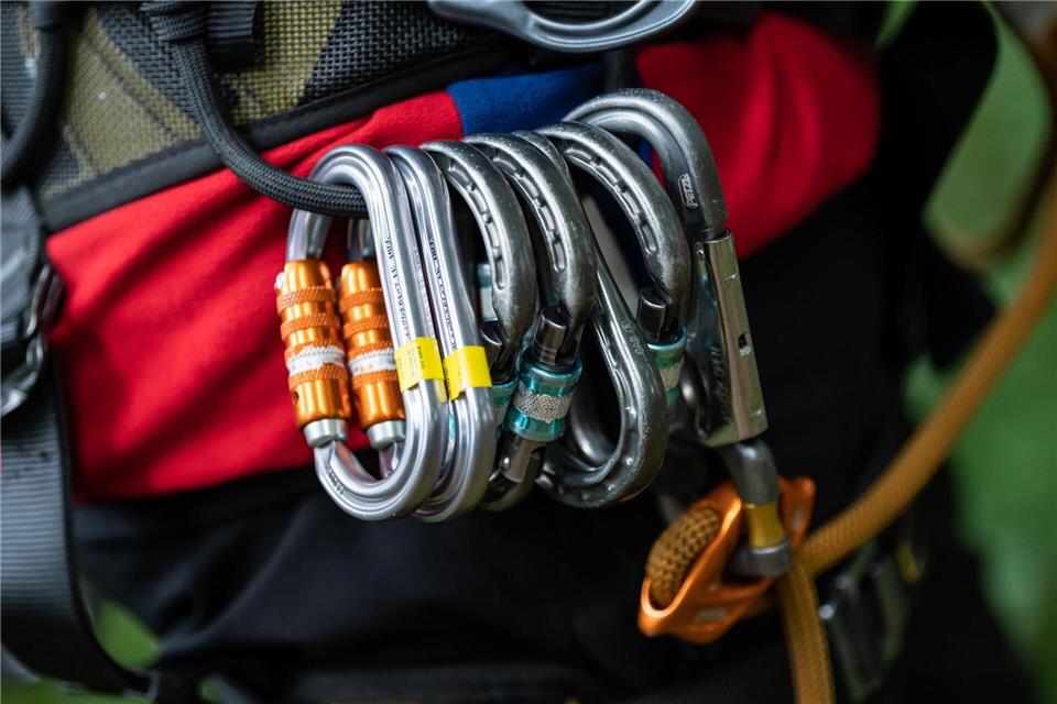 Neben klassischen Unfällen beschäftigen die Teams immer häufiger Mountainbike-Stürze, Gleitschirm-Notlandungen, Tierrettungen oder Sucheinsätze in schwierigem Gelände. Auch medizinische Notfälle nehmen zu.(Archivbild)Silas Stein/dpa