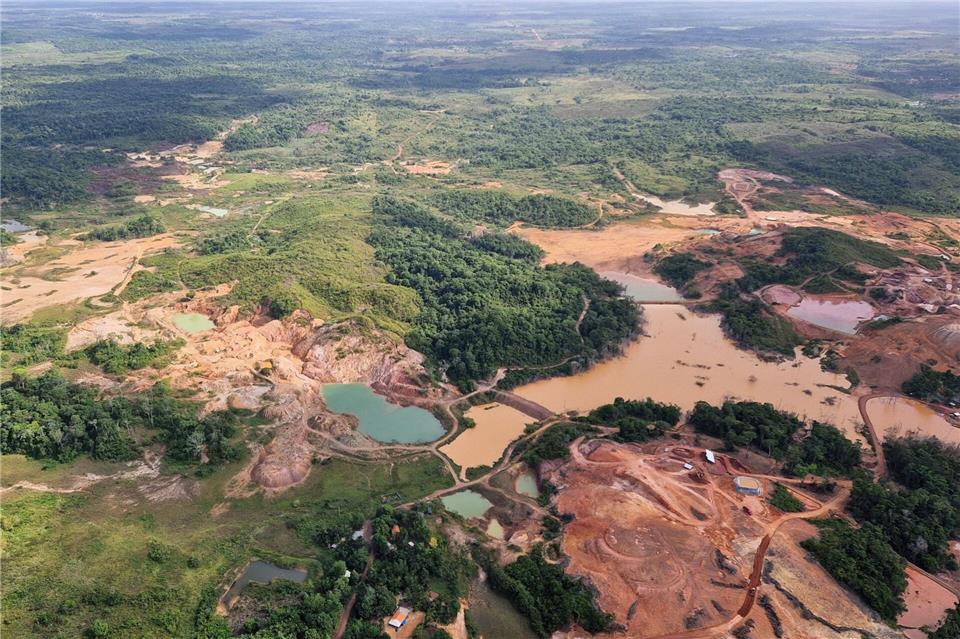 Neben legalen Goldminen machen sich Greenpeace zufolge oft illegale Goldgräber ans Werk.Larissa Schwedes/dpa