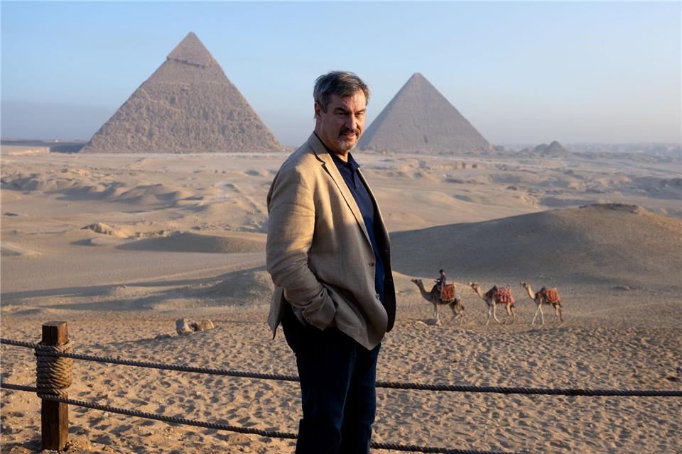 Neben politischen Terminen und jeder Menge Wissenschaft gibt es auf den Reisen von CSU-Chef Söder auch immer Zeit für Land und Leute - so wie hier bei den Pyramiden in Kairo.Sven Hoppe/dpa
