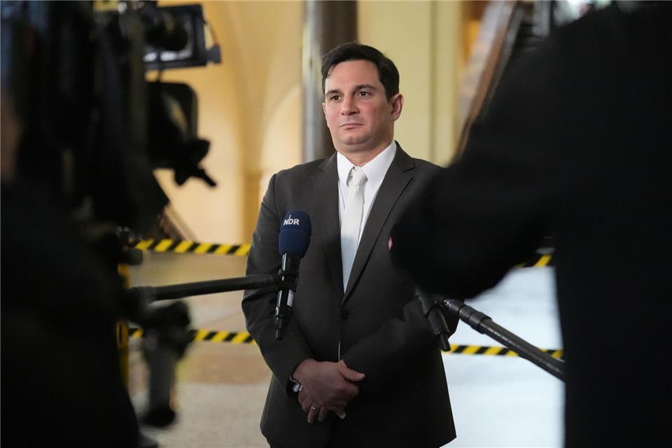Nebenklage-Vertreter Philip von der Meden gibt am Rande des Prozesses ein Statement.Marcus Brandt/dpa