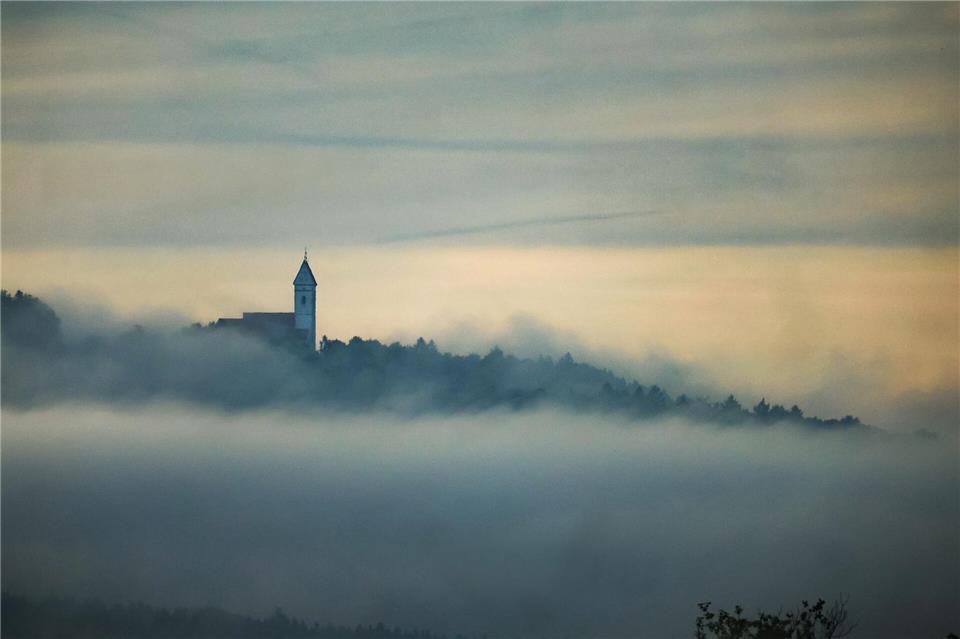 Neblig startet die Woche unter anderem in Oberschwaben. (Archivbild)Thomas Warnack/dpa