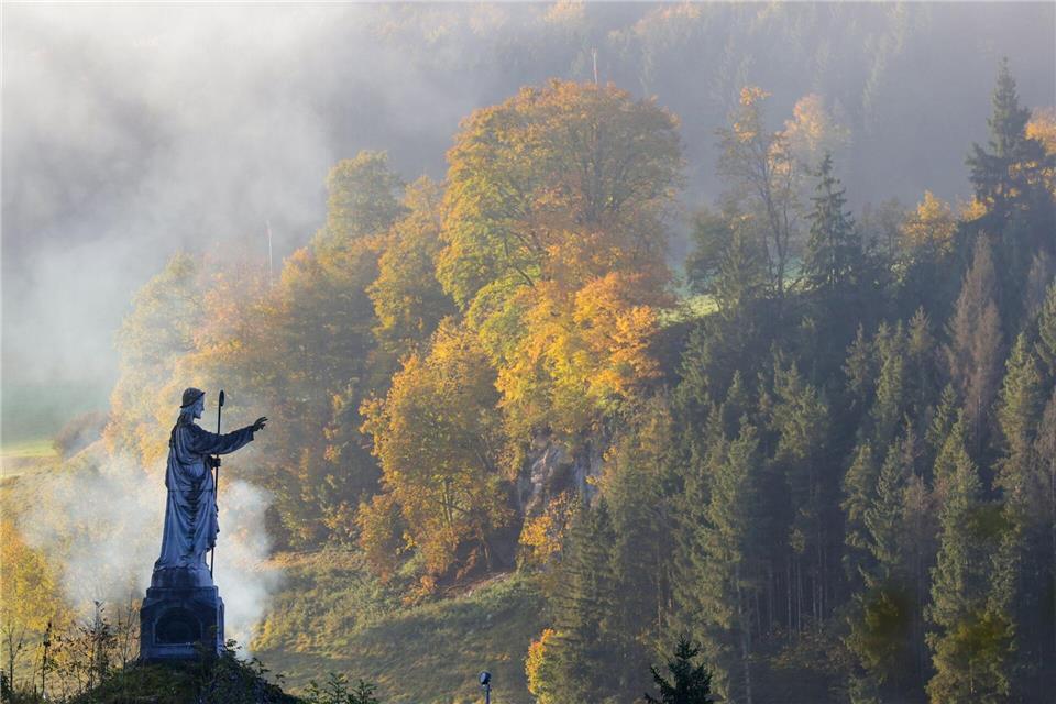 Neblig wird es am Sonntag in weiten Teilen des Landes. (Archivbild)Thomas Warnack/dpa