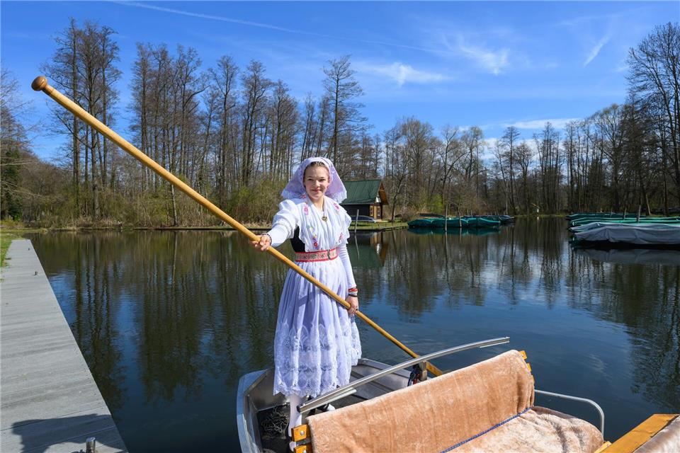 Neele Birkhold steht in einem Kahn zur Eröffnung der Saison.Patrick Pleul/dpa