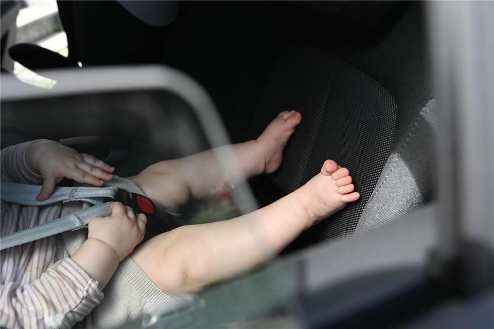 Nein, Fenster einen Spalt weit öffnen reicht nicht: Hitze kann für kleine Kinder im Auto lebensgefährlich sein. Bernd Weißbrod/dpa