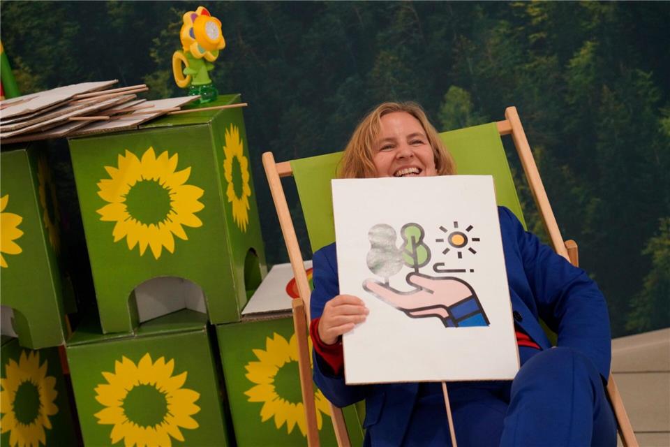 Nein, eine Angela-Merkel-Fan-Tasse gab es für Katrin Eder auf dem Parteitag in Bingen nicht, Spaß hatte sie aber dennoch. Sascha Ditscher/dpa