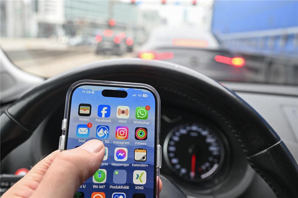 Nein, schlechte Idee: Wer im Auto ein Smartphone nutzen will, fährt besser rechts ran - und schaltet den Motor ab. Sonst könnte es teuer werden - gefährlich allemal.Bernd Weißbrod/dpa