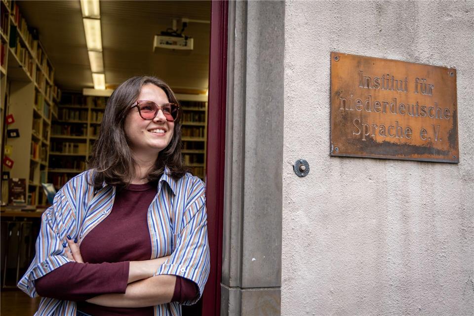 Nele Otten leitet die Bibliothek des Instituts für niederdeutsche Sprache. Focke Strangmann/dpa