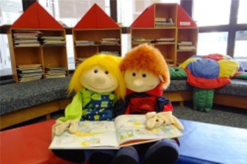 Nelli und Julius, die plüschigen Mitarbeiter der Remigius-Bücherei, sind bereit für nächtliche Abenteuer.